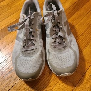 New Balance running walking shoes youth girls size 4 women's 5.5. Gray pink